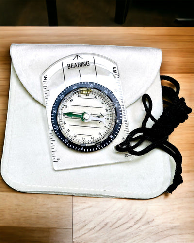 Turistkompass "Przewodnik Awanturnika" - Transparent, Mini Akryl med Hängande Lina och Kartskala, med gravyr