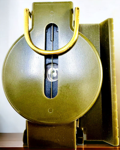 Vattentät Kompass Navigationssystem med Hög Precision i Armégrön Färg – Pålitlig i Orientering, möjlighet till gravyr