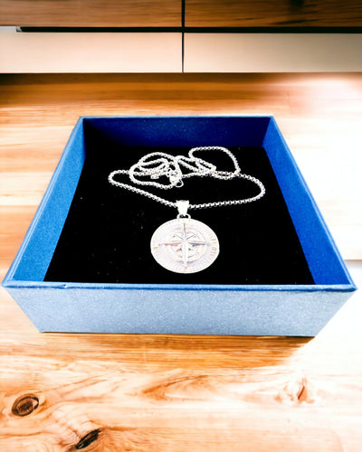 Kompasshalsband – Smidd Smycke i Rostfritt Stål för Män och Kvinnor i Två Färger, med Gravyr