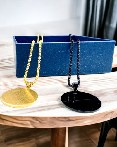 Hänge "Urban Elegance" – Rund Medaljong i Rostfritt Stål i Två Färger med Möjlighet till Personalisering