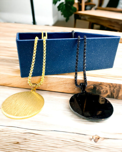 Hänge "Urban Elegance" – Rund Medaljong i Rostfritt Stål i Två Färger med Möjlighet till Personalisering