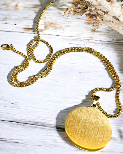 Hänge "Urban Elegance" – Rund Medaljong i Rostfritt Stål i Två Färger med Möjlighet till Personalisering