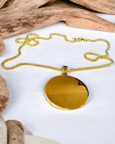 Hänge "Urban Elegance" – Rund Medaljong i Rostfritt Stål i Två Färger med Möjlighet till Personalisering