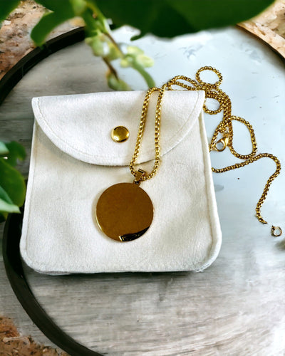 Hänge "Urban Elegance" – Rund Medaljong i Rostfritt Stål i Två Färger med Möjlighet till Personalisering