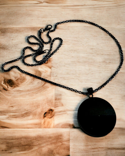 Hänge "Urban Elegance" – Rund Medaljong i Rostfritt Stål i Två Färger med Möjlighet till Personalisering