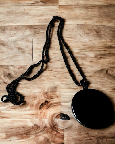 Hänge "Urban Elegance" – Rund Medaljong i Rostfritt Stål i Två Färger med Möjlighet till Personalisering