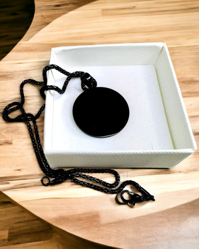 Hänge "Urban Elegance" – Rund Medaljong i Rostfritt Stål i Två Färger med Möjlighet till Personalisering