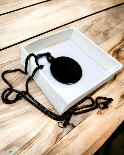 Hänge "Urban Elegance" – Rund Medaljong i Rostfritt Stål i Två Färger med Möjlighet till Personalisering