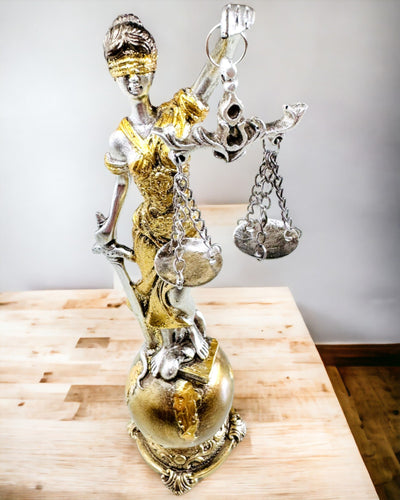 Statuett av Rättvisans Gudinna – Konstnärlig Dekoration för Hylla, Hantverk av Harts, personalisering med gravyr