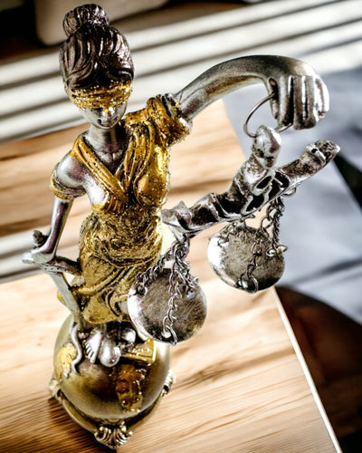 Statuett av Rättvisans Gudinna – Konstnärlig Dekoration för Hylla, Hantverk av Harts, personalisering med gravyr