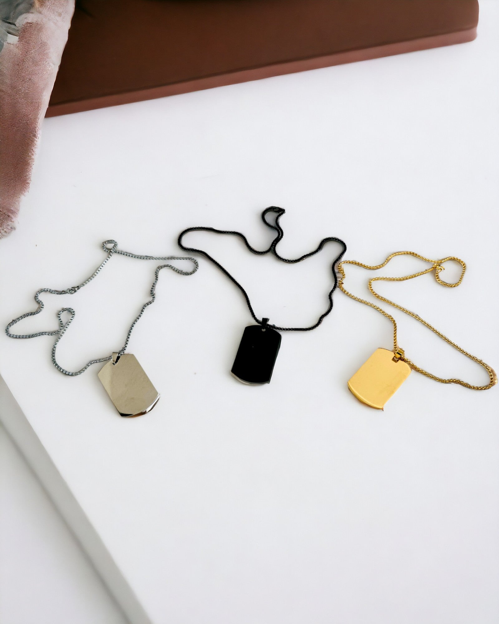 Halsband med Dog Tag "Tre Nyansers Stil" - ID-bricka - Elegant Hängsmycke i Rostfritt Stål med Graveringsalternativ