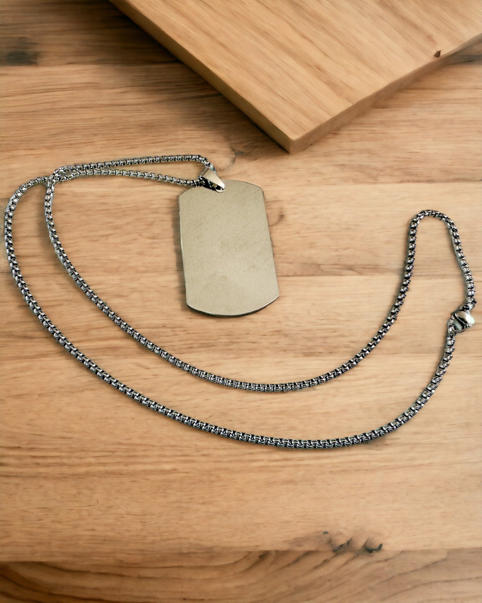 Halsband med Dog Tag "Tre Nyansers Stil" - ID-bricka - Elegant Hängsmycke i Rostfritt Stål med Graveringsalternativ
