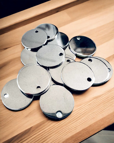 Rund Hängsmycke i Rostfritt Stål som present med möjlighet till Personalisering, gravering