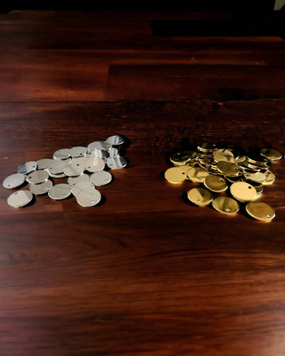 Rund Hängsmycke i Rostfritt Stål som present med möjlighet till Personalisering, gravering