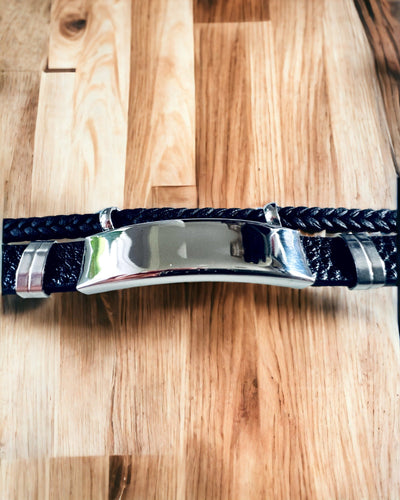 Herrarmband i PU-läder och rostfritt stål med möjlighet till gravyr – Finns i två färgvarianter