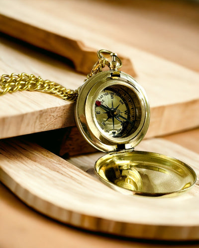 Kompass i gyllene färg Äventyr – Elegant Upptäcktsnavigator