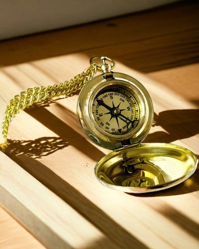 Kompass i gyllene färg Äventyr – Elegant Upptäcktsnavigator