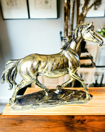 Häststatyett i galopp av harts med graveringsalternativ