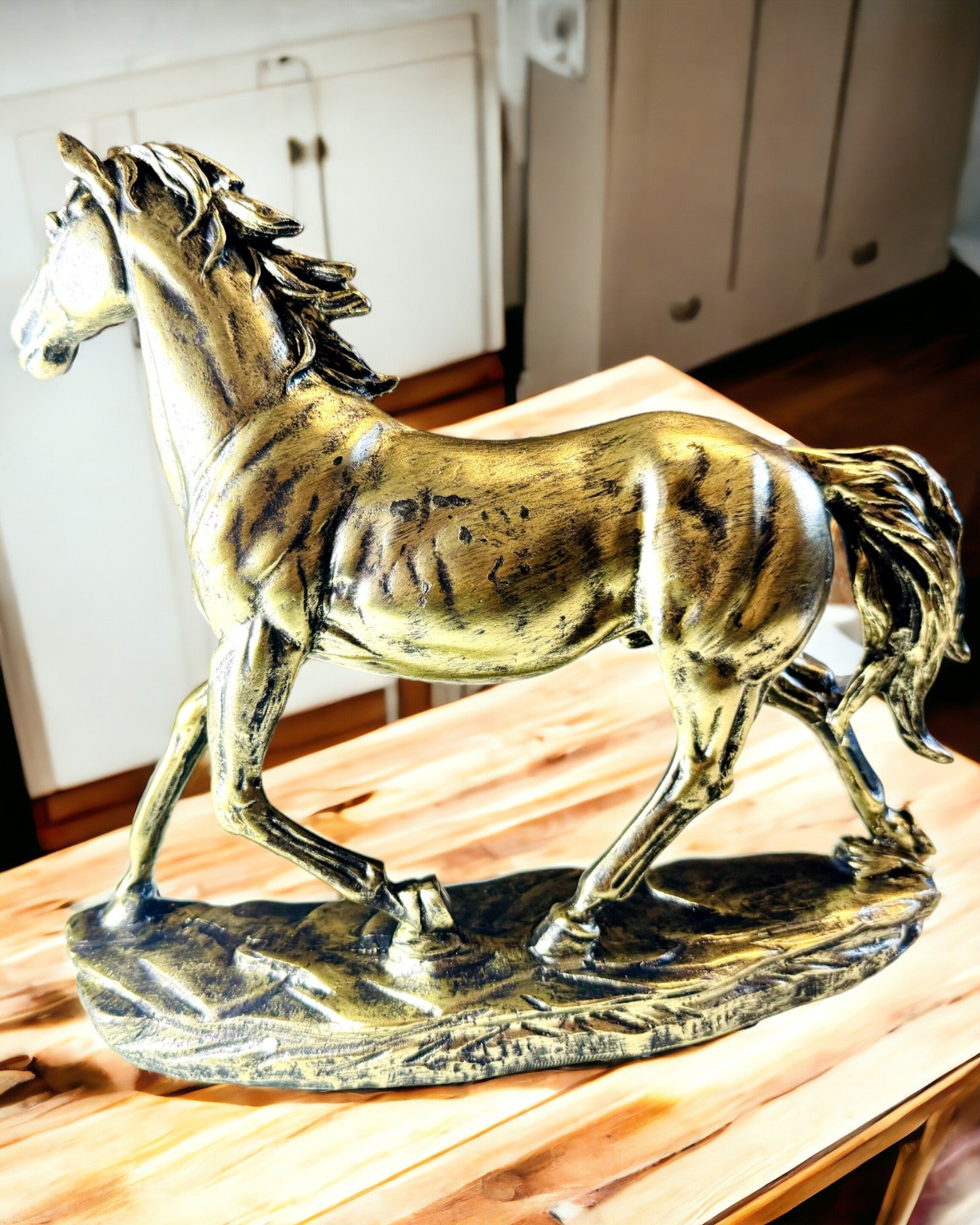 Häststatyett i galopp av harts med graveringsalternativ