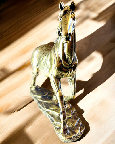 Häststatyett i galopp av harts med graveringsalternativ