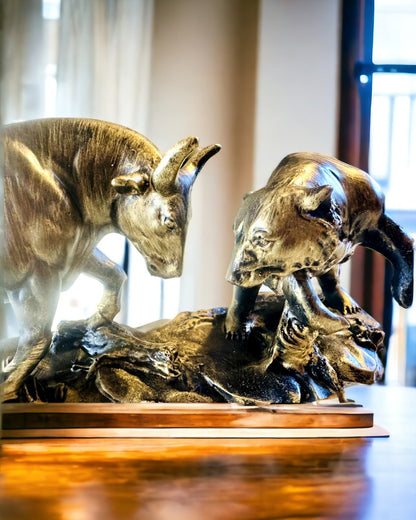Skulptur "Två rivaler" - Tjur och Björn - Symbolik för Finansmarknaden, Möjlighet till Gravyr - Kopparfärg
