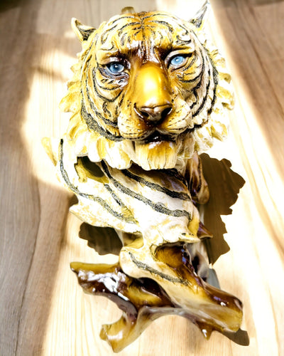 Statuett "Tiger Djungelns Kung" med Graveringsalternativ, figur 29 cm hög, dekoration som present