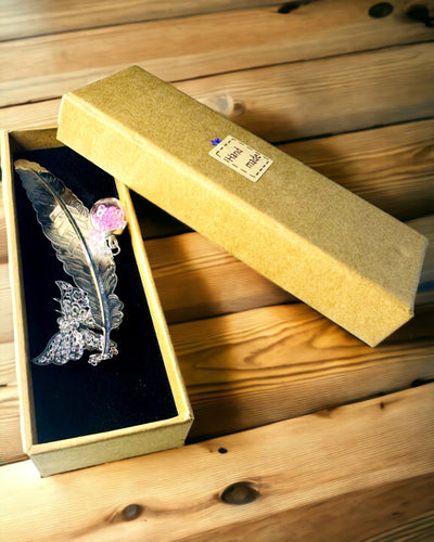 Kreativ bokmärke i retrostil med fjäder- och fjärilsmotiv – Elegant present till mamma, lärare, Reklam, Färg Silver/rosa