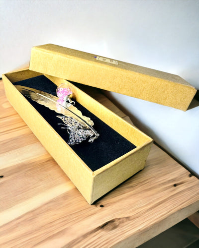 Kreativ bokmärke i retrostil med fjäder- och fjärilsmotiv – Elegant present till mamma, lärare, Reklam, Färg Silver/rosa