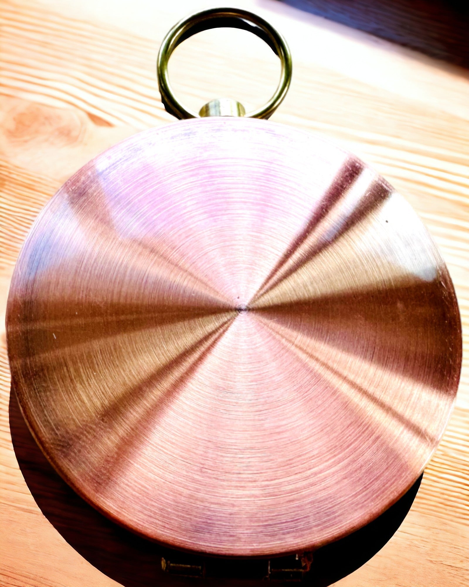 Kompass i roséguld - navigationsinstrument i retrostil – en bärbar och precisionsinstrument för att bestämma riktning för resenärer och upptäcktsresande. Gravyr, personalisering.