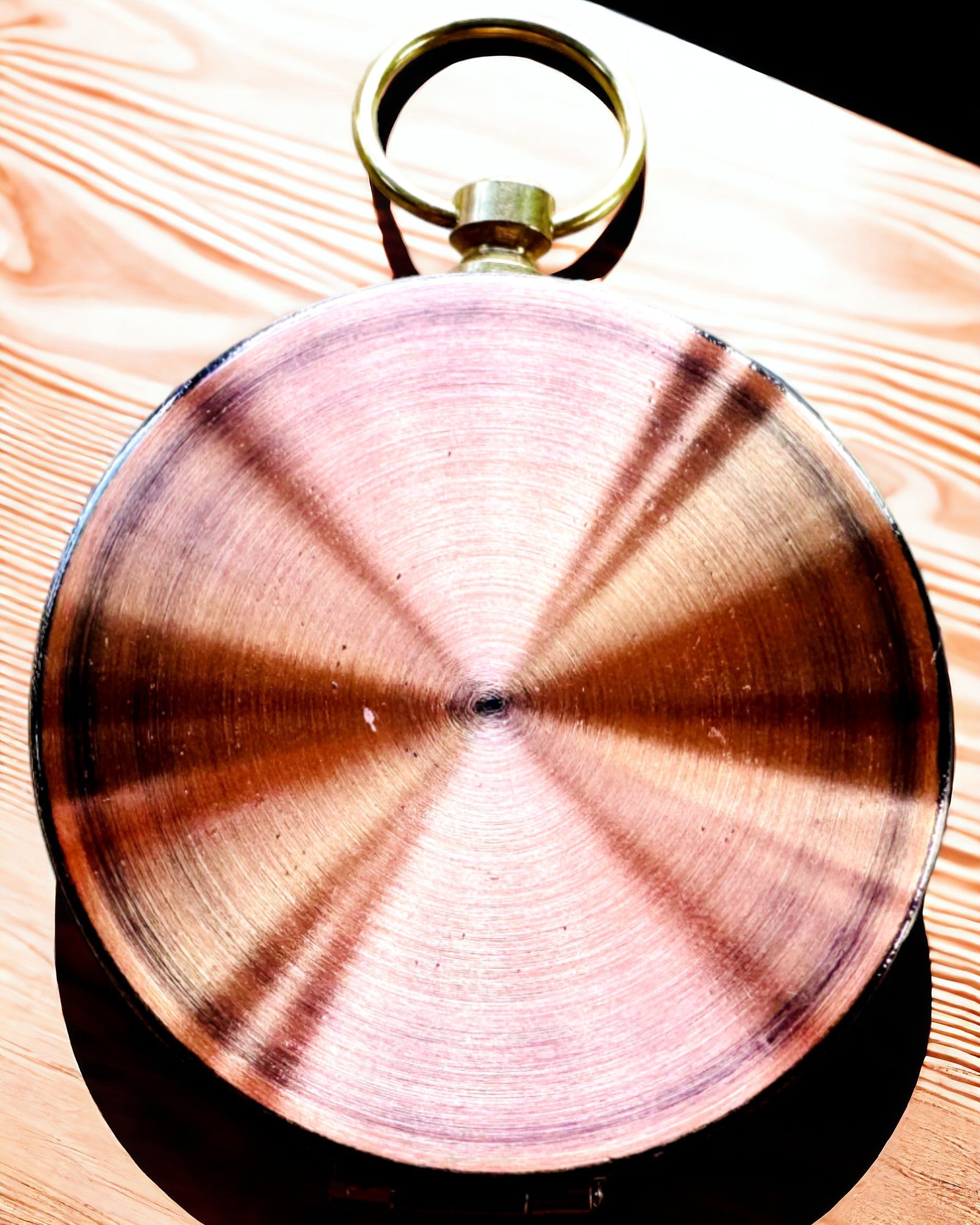 Kompass i roséguld - navigationsinstrument i retrostil – en bärbar och precisionsinstrument för att bestämma riktning för resenärer och upptäcktsresande. Gravyr, personalisering.