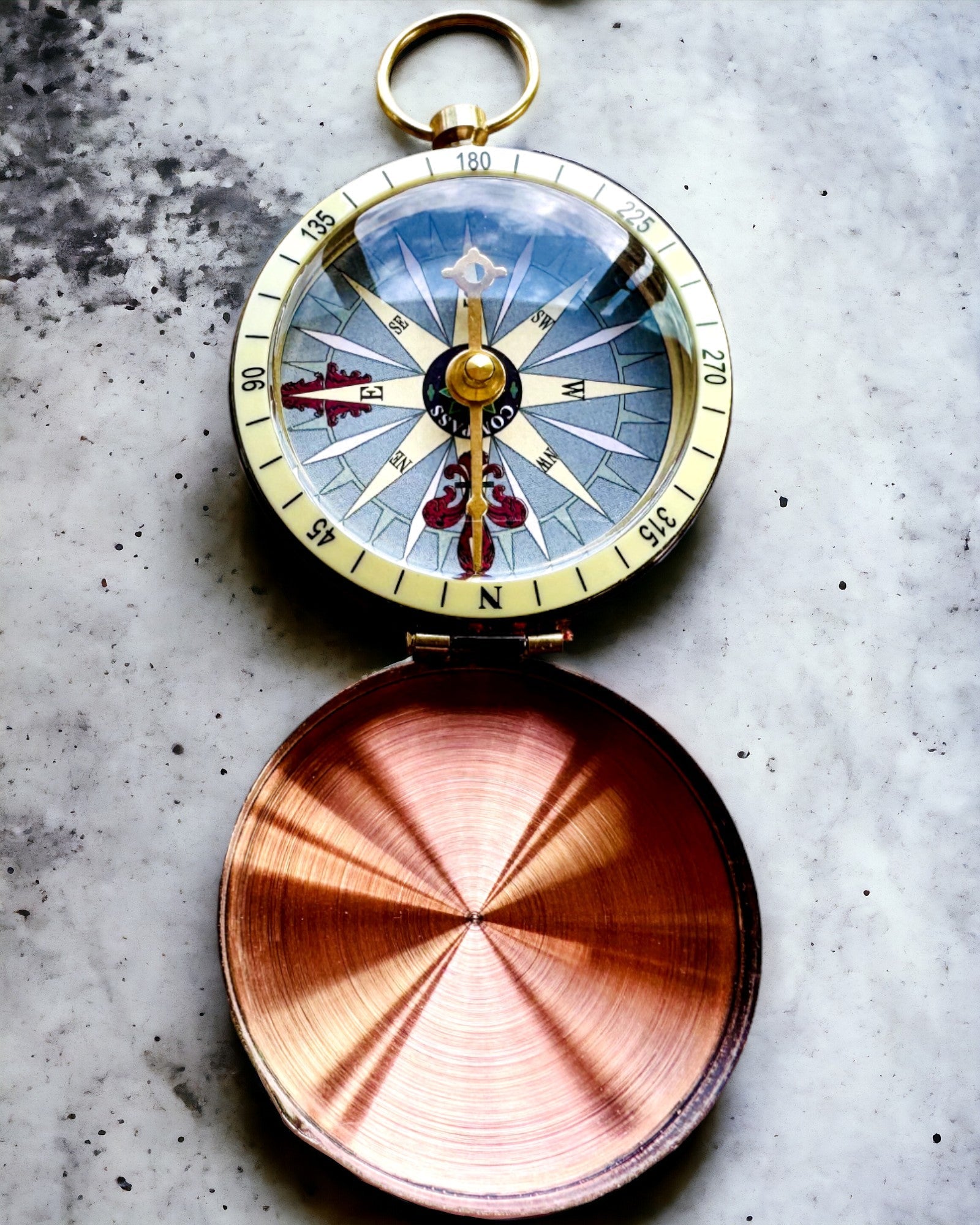 Kompass i roséguld - navigationsinstrument i retrostil – en bärbar och precisionsinstrument för att bestämma riktning för resenärer och upptäcktsresande. Gravyr, personalisering.