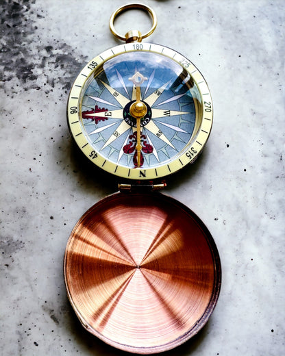 Kompass i roséguld - navigationsinstrument i retrostil – en bärbar och precisionsinstrument för att bestämma riktning för resenärer och upptäcktsresande. Gravyr, personalisering.