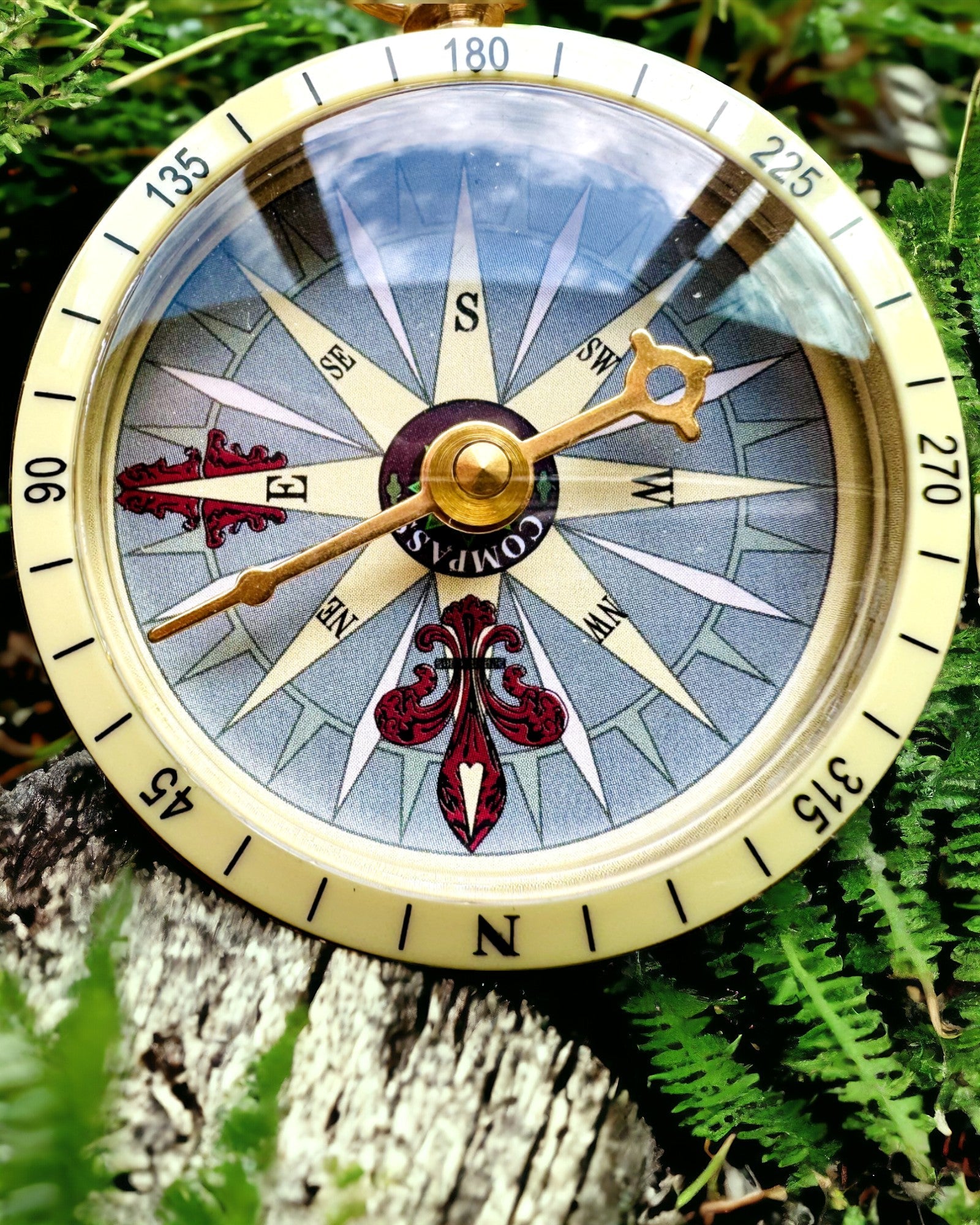 Kompass i roséguld - navigationsinstrument i retrostil – en bärbar och precisionsinstrument för att bestämma riktning för resenärer och upptäcktsresande. Gravyr, personalisering.