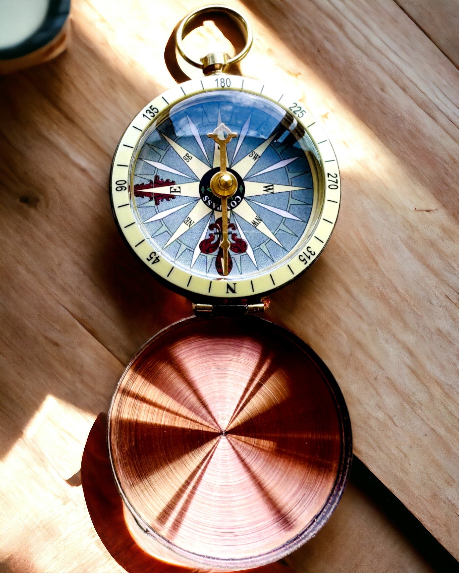 Kompass i roséguld - navigationsinstrument i retrostil – en bärbar och precisionsinstrument för att bestämma riktning för resenärer och upptäcktsresande. Gravyr, personalisering.