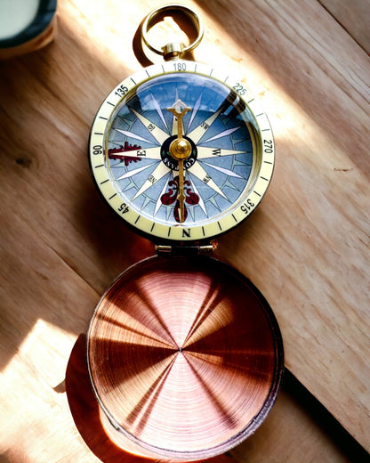 Kompass i roséguld - navigationsinstrument i retrostil – en bärbar och precisionsinstrument för att bestämma riktning för resenärer och upptäcktsresande. Gravyr, personalisering.