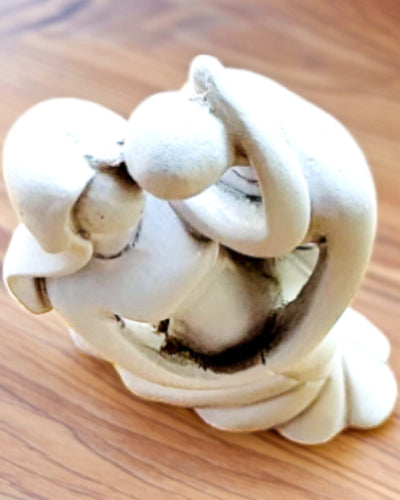 Elegant Förbindelse - Liten Dekorativ Figur med Graveringsalternativ - färg vit