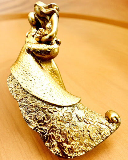 Figur "Evig Kärlek" färg guld - 11 cm, Liten Dekorativ Figur med Graveringsalternativ