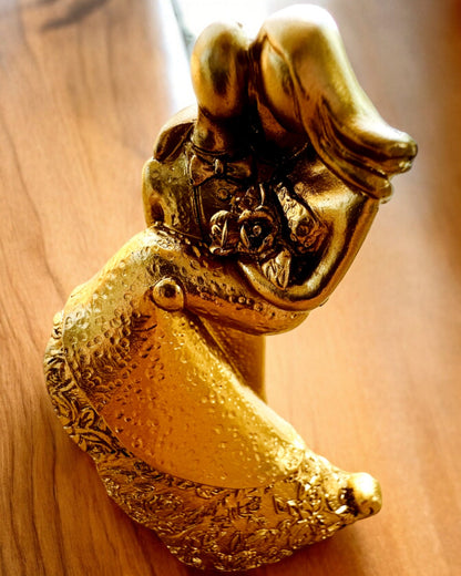 Figur "Evig Kärlek" färg guld - 11 cm, Liten Dekorativ Figur med Graveringsalternativ