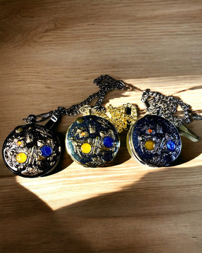 Fickur "Astrum Temporis" - Svart ram. Möjlighet till personlig gravyr