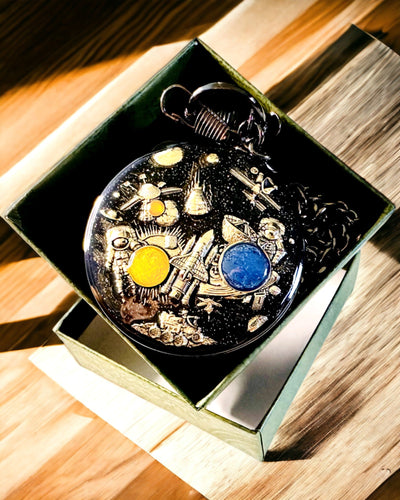 Fickur "Astrum Temporis" - Svart ram. Möjlighet till personlig gravyr