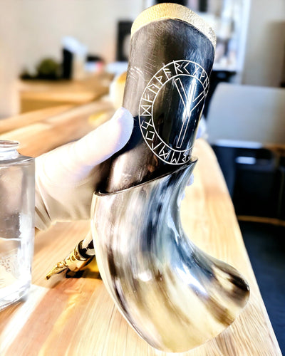 Hornmugg "Viking Valor" - Handgraverad, Premiumkvalitet - 4 varianter att välja mellan