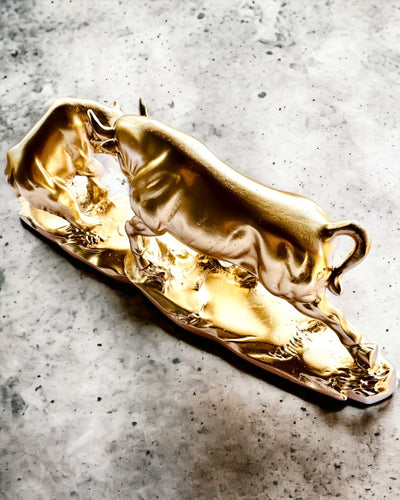 Duel Mocarzy - Dekorativ Skulptur Tjur och Björn - möjlighet till personlig gravyr - guld färg