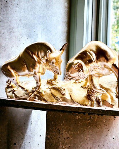 Duel Mocarzy - Dekorativ Skulptur Tjur och Björn - möjlighet till personlig gravyr - guld färg