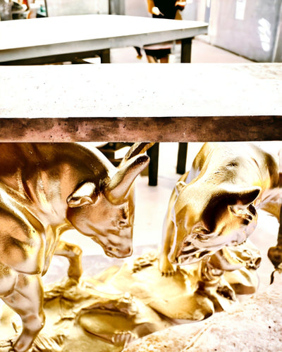 Duel Mocarzy - Dekorativ Skulptur Tjur och Björn - möjlighet till personlig gravyr - guld färg