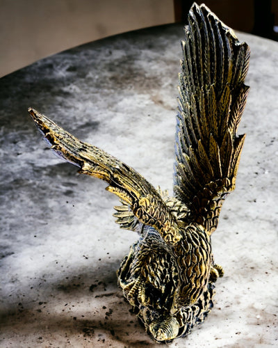 Kunglig örn – Dekorativ figur i harts med möjlighet till gravyr