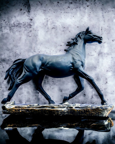 "Czarny Galop" - Elegant Hästfigur med Graveringsmöjlighet