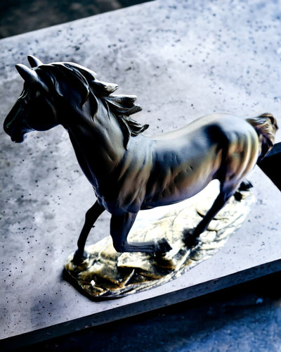 "Czarny Galop" - Elegant Hästfigur med Graveringsmöjlighet
