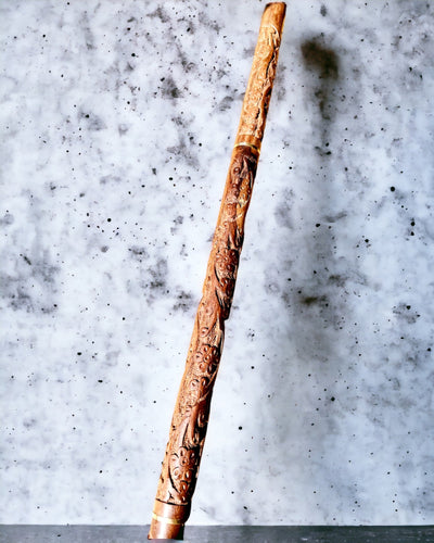 'Wolf' - Indiskt Mangoträ med Möjlighet till Gravyr, brun med utskuret mönster