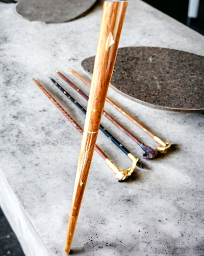 Laska Spacerowa Wolf - Indiskt Mangoträ med Möjlighet till Gravyr, bruna gyllene dekorationer