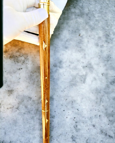 Handsnidad Reskäpp, för promenader "Kunglig Vandrare" i brunt med gyllene dekorationer